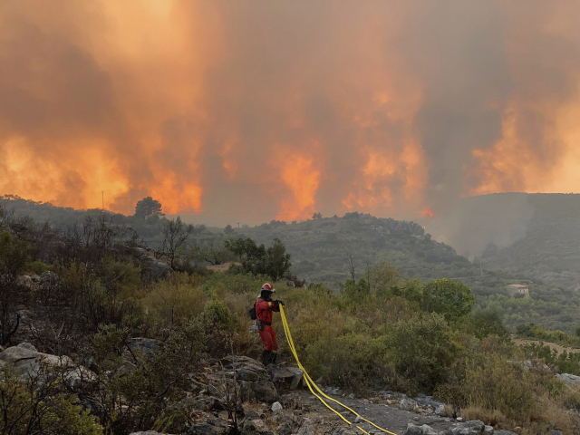 스페인 동부 지역에서 극심한 가뭄에 폭염이 겹쳐 산불이 발생했다. 소방대원이 진화에 나선 모습. AP 연합뉴스