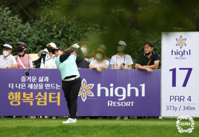 안선주가 20일 하이원리조트 여자오픈 3라운드 17번 홀에서 티샷을 하고 있다. 사진 제공=KLPGA