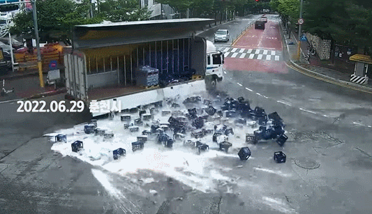 지난 6월 29일 강원도 춘천에서 맥주 박스를 쏟은 차주를 도와 도로를 정비하는 시민들의 모습. 유튜브캡처