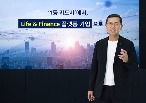 임영진 신한카드 사장이 지난해 10월 1일 서울 을지로 본사에서 열린 창립 14주년 기념식에서 발언하고 있다.
