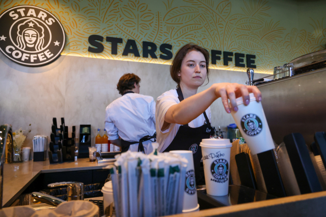 ‘스타스 커피 1호점’이 18일(현지시간) 러시아 모스크바에 문을 열었다. 로이터연합뉴스
