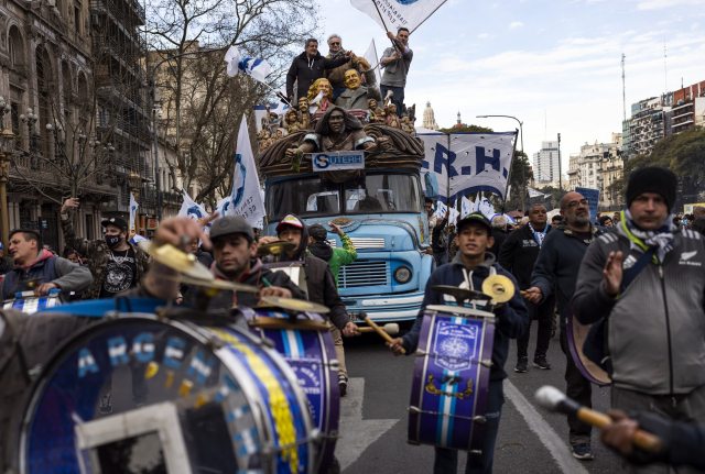 17일(현지 시간) 아르헨티나 부에노스아이레스에서 노동자들이 임금 인상 및 정부 지원을 요구하며 중심대로에서부터 국회의사당까지 행진하고 있다.AP연합뉴스