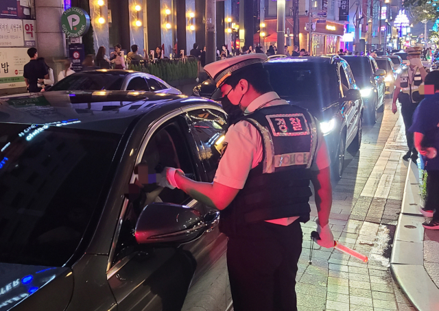 지난달 22일 오후 서울 강남구 신사동 압구정 로데오거리에서 경찰이 음주운전 단속을 하고 있다. 연합뉴스