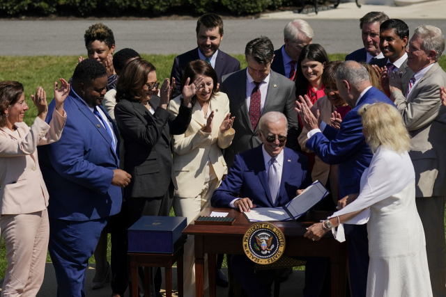 조 바이든 미국 대통령이 9일(현지 시간) 워싱턴 백악관에서 반도체법(Chips and Science Act)에 서명한 후 관계자들의 박수를 받고 있다. AP연합뉴스