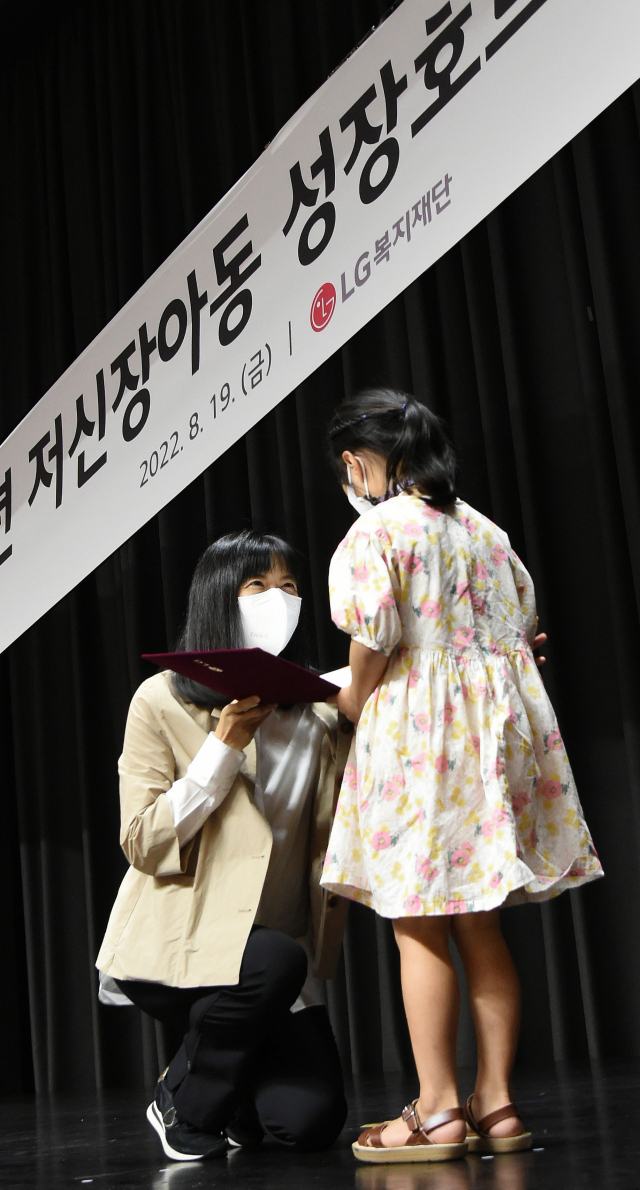 19일 서울 마곡 LG사이언스파크에서 진행된 ‘저신장아동 성장호르몬제 기증식’에서 구연경(왼쪽) LG복지재단 대표이사가 어린이에게 기증서를 전달하고 있다. 사진제공=LG