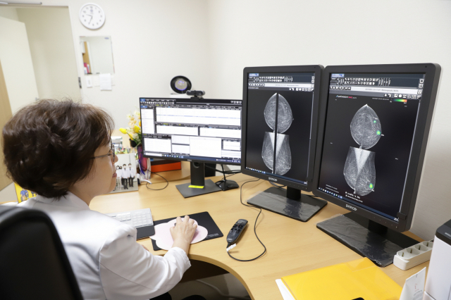 김은경 용인세브란스병원장이 루닛의 인공지능(AI) 진단 보조 솔루션을 활용해 환자의 X선 촬영 영상을 분석하고 있다. 사진 제공=용인세브란스병원