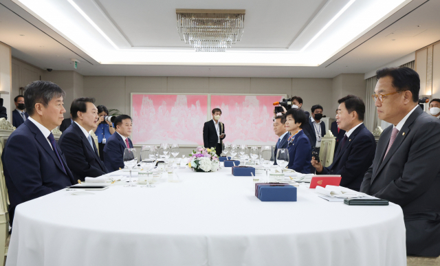 윤석열 대통령이 19일 서울 용산 대통령실 청사에서 열린 21대 국회 후반기 신임 국회의장단 초청 만찬에서 김진표 국회의장과 대화하고 있다. 오른쪽부터 시계 반대방향으로 정진석 국회 부의장, 김진표 국회의장, 김영주 부의장, 이광재 사무총장. 이진복 정무수석, 윤석열 대통령, 김대기 비서실장./연합뉴스