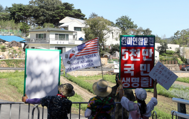 21일 오후 경남 양산시 하북면 평산마을 문재인 전 대통령 내외 사저 앞에 집회가 열리고 있다./연합뉴스