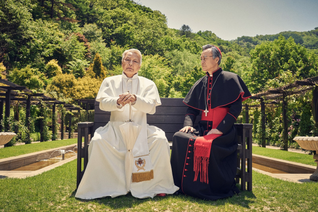 연극 ‘두 교황’에서 베네딕토를 연기하는 서인석(왼쪽)과 프란치스코 역할의 남명렬. 사진 제공=에이콤