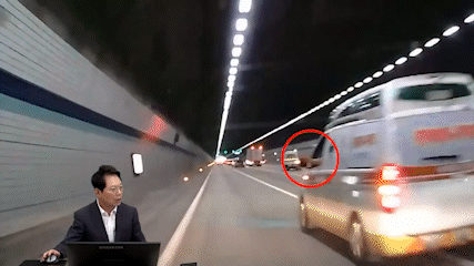 구급차 운전자가 앞서가던 차량 운전자에게 손가락 욕을 했다는 주장이 제기됐다. 유튜브 한문철TV캡처