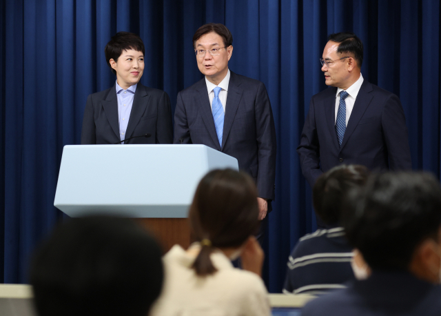 김은혜 신임 홍보수석(왼쪽부터), 이관섭 정책기획수석, 임종득 국가안보실 2차장이 21일 서울 용산 대통령실 청사에서 열린 김대기 비서실장 인적쇄신 브리핑에 참석하고 있다. 연합뉴스