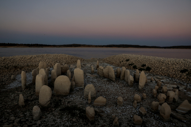 스페인 서부 카세레스주 발데카나스 저수지에서 발견된 ‘과달페랄의 고인돌’, 이른바 스페인판 스톤헨지가 가뭄으로 수위가 낮아지면서 모습을 드러냈다. 로이터연합뉴스
