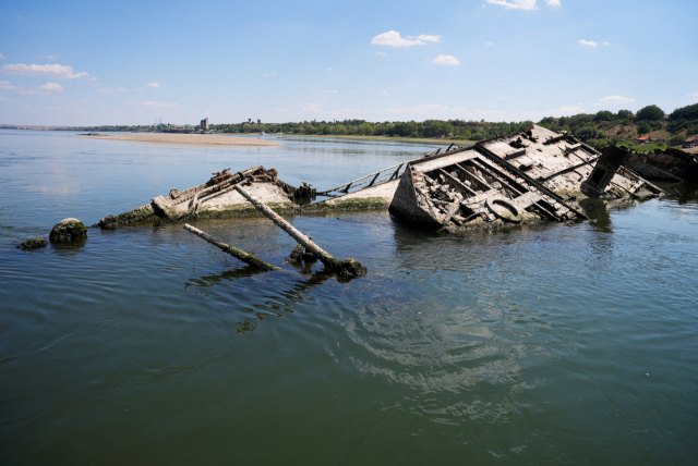 18일(현지시간) 세르비아 항구도시 프라호보 인근 다뉴브강에서 2차 대전 때 탄약과 폭발물이 실린 채로 침몰한 독일 군함 잔해가 수위 저하로 모습을 드러내고 있다. 로이터연합뉴스