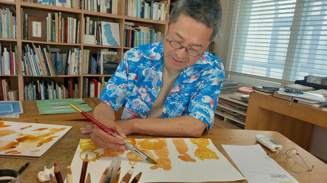 이성표 작가가 서울 수유동 자택에서 자신의 작품에 넣을 호랑이 그림을 그리고 있다.
