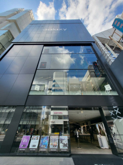 사진 설명. 일본 도쿄의 삼성 갤럭시 스토어 건물