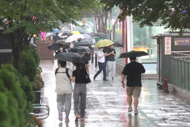 비가 내린 지난 19일 오후 서울 강남역 인근에서 시민들이 우산을 쓴 채 이동하고 있다. 연합뉴스