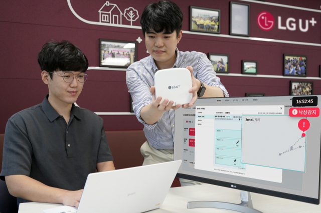 LG유플러스 직원들이 스마트레이더 모니터링 플랫폼을 관찰하고 있다. 사진제공=LG유플러스