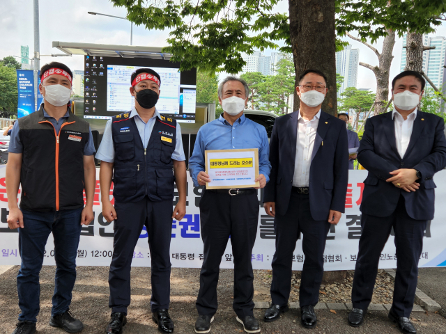 보험설계사 노동조합 오세중(왼쪽부터) 대표, 보험영업인노동조합연대 오상훈위원장, 보험대리점협회 조경민 회장, GA경영자협의회 채종호 회장, 보험대리점협회 은창표 개인사업부 부회장이 22일 용산 대통령실 앞에서 온라인플랫폼 보험대리점 진출저지 및 45만 보험영업인 생존권 사수를 위한 결의대회를 진행하고 ‘대통령께 드리는 호소문’을 들어보이고 있다. 사진 제공=한국보험대리점협회