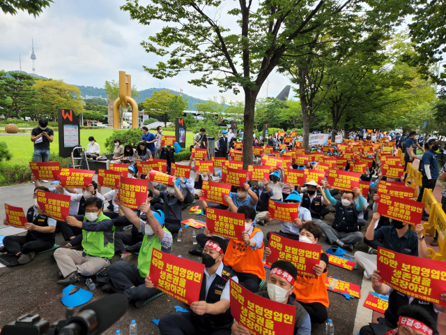 한국보험대리점협회와 보험대리점 업계, 보험영업인노조연대 관계자들이 22일 용산 대통령실 앞에서 온라인플랫폼 보험대리점 진출저지 및 45만 보험영업인 생존권 사수를 위한 결의대회를 진행하고 있다. 사진 제공=한국보험대리점협회