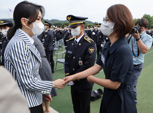 김건희 여사가 지난 19일 충북 충주시 중앙경찰학교에서 열린 310기 졸업식에서 신임 경찰 가족과 인사하고 있다. 연합뉴스