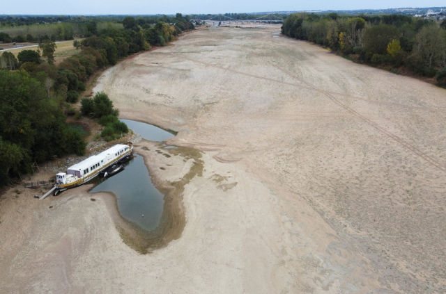 16일(현지시간) 프랑스 서부 루아로상스 인근을 흐르는 루아르강의 지류가 오랜 가뭄으로 바닥을 드러내고 있다. 로이터연합뉴스