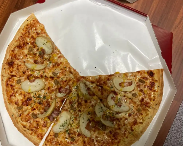 손님이 주문한 피자보다 큰 크기의 피자를 만든 사장이 4조각을 빼고 배달을 보낸 사연이 알려지면서 논란이 일었다. 온라인 커뮤니티 캡처