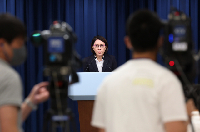 22일 오후 서울 용산 대통령실 청사 브리핑룸에서 강인선 대변인이 을지 국무회의 내용 등 현안에 대해 브리핑하고 있다./연합뉴스