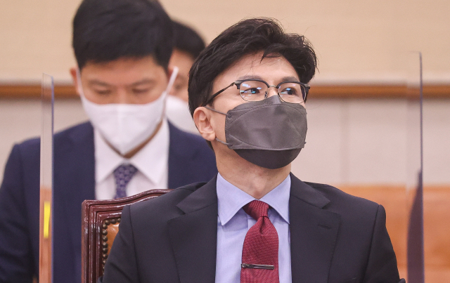 한동훈 법무부 장관이 22일 서울 여의도 국회에서 열린 법제사법위원회 전체회의에 참석해 자리에 앉아 있다. /성형주 기자