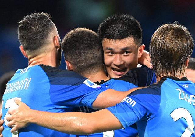김민재가 22일 이탈리아 세리에A 2라운드에서 몬차를 상대로 팀의 네 번째 득점을 성공시킨 뒤 동료들과 함께 기쁨을 나누고 있다. AFP연합뉴스