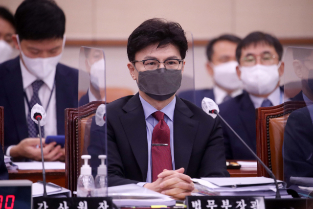 한동훈 법무부 장관이 22일 서울 여의도 국회에서 열린 법제사법위원회 전체회의에 참석해 자리에 앉아 있다. 국회사진기자단