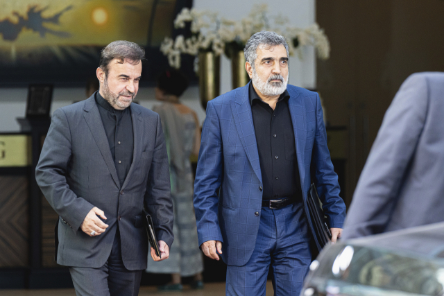 알리 바게리카니(왼쪽) 이란 외무차관 등 이란 측 협상단이 5일(현지 시간) 오스트리아 빈에 마련된 이란 핵 합의 복원을 위한 회담장을 떠나고 있다. AP연합뉴스