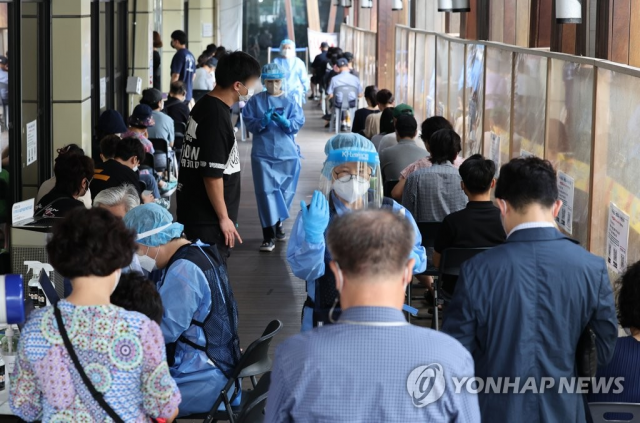 지난 17일 오전 서울 송파구 보건소 선별진료소가 검사를 받으려는 시민들로 붐비고 있다./연합뉴스