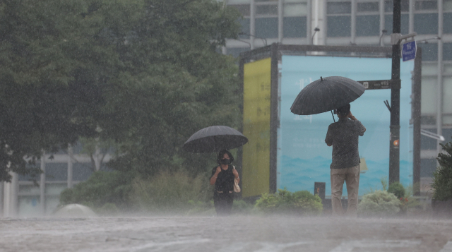 19일 오후 서울 중구 명동 거리에 많은 비가 내리고 있다. 연합뉴스