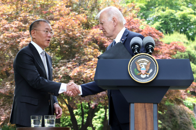 조 바이든 미국 대통령이 5월 22일 서울 그랜드 하얏트 호텔에서 정의선 현대차그룹 회장과 악수를 하고 있다. 연합뉴스