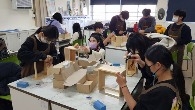 대전 노은초등학교 학생들이 지난해 운영된 목재체험교실에서 목공체험을 하고 있다. 사진제공=산림청