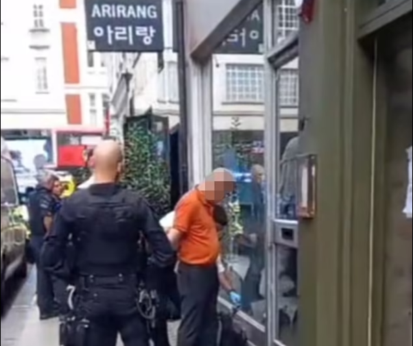 영국 런던의 소호거리에 있는 한 한식당에서 동료를 살해한 혐의를 받는 용의자를 경찰이 체포하고 있다. 데일리메일 캡처
