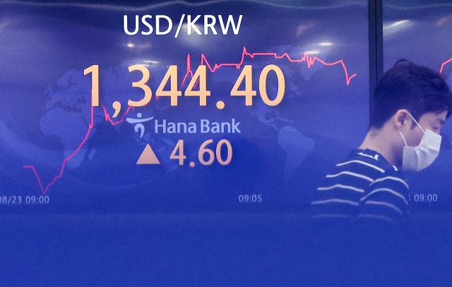 23일 오전 서울 중구 을지로 하나은행 본점 딜링룸 현황판에 원·달러 환율이 표시돼 있다. 연합뉴스