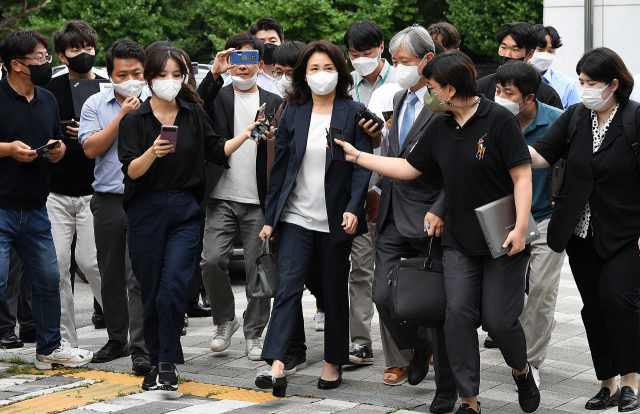 이재명 더불어민주당 의원 배우자 김혜경 씨가 '법인카드 유용 의혹' 사건 조사를 받기 위해 23일 경기남부경찰청으로 출석하고 있다. 연합뉴스