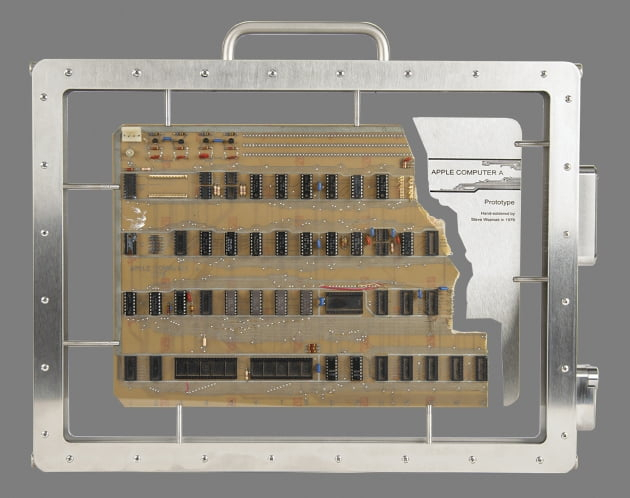 스티브잡스와 스티브 워즈니악의 첫 작품인 애플1 컴퓨터 시제품. RR옥션 제공