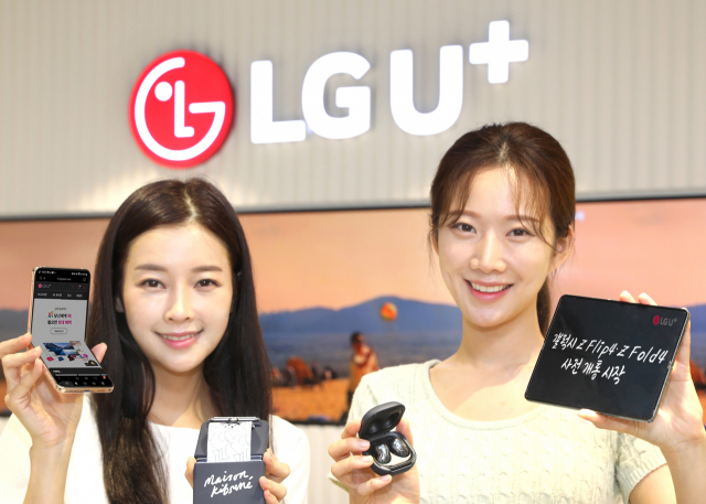 LG유플러스 모델이 갤럭시Z폴드·플립4의 사전개통을 소개하고 있다. 사진제공=LG유플러스