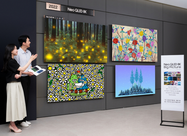 삼성전자 모델이 서울 대치동에 위치한 삼성 디지털프라자 대치본점에서 '네오 QLED 8K'를 통해 8K 화질의 디지털 작품을 감상하고 있다. 사진 제공=삼성전자