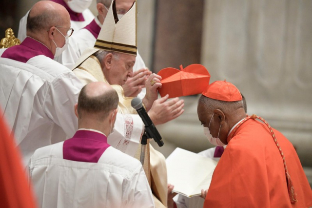 지난해 추기경 서임식에서 프란치스코 교황이 추기경 품위의 상징인 비레타(사제 각모)를 수여하고 있다./사진 출처 = 교황전례원