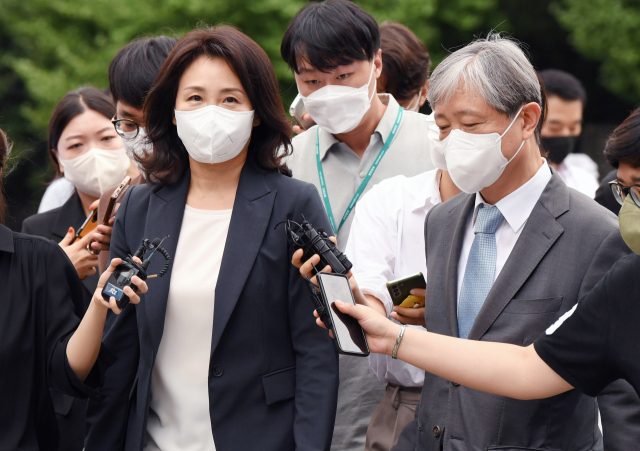 이재명 더불어민주당 의원의 배우자 김혜경 씨가 ‘법인카드 유용 의혹’ 관련 조사를 받기 위해 23일 오후 경기도 수원시 경기남부경찰청으로 출석하고 있다. 수원=연합뉴스