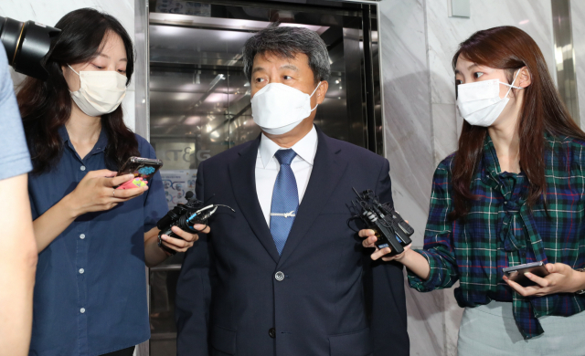 이성용 전 공군참모총장이 23일 오전 공군 성폭력 피해자 고 이예람 중사 사건을 수사하는 서울 서대문구 안미영 특별검사팀 사무실에 참고인 신분으로 출석하고 있다. 연합뉴스