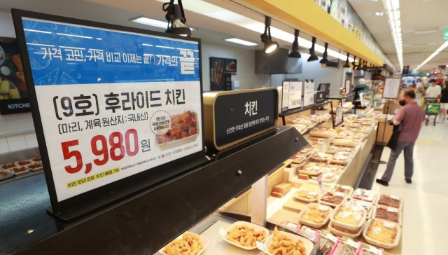 대형마트의 '초저가 치킨' 판매 경쟁 속에 이마트가 지난 18일부터 일주일간 '(9호) 후라이드 치킨'을 마리당 5980원에 판매하기 시작했다. 사진은 서울 성동구 이마트 성수점. 연합뉴스