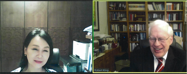 이신화(왼쪽) 북한인권국제협력대사가 22일 로버트 킹 전 미국 국무부 북한인권특사와 화상 통화하고 있다./외교부