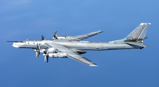 러시아 Tu-95 전략폭격기의 비행 장면/사진출처=위키피디아