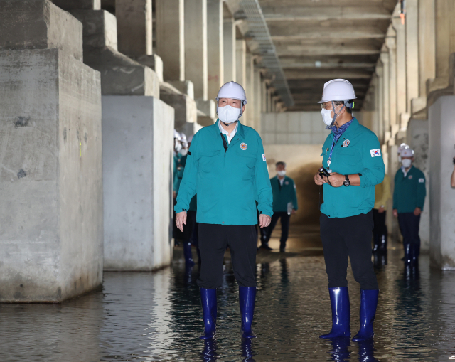 [사진] 장화 신고…빗물터널 찾은 尹