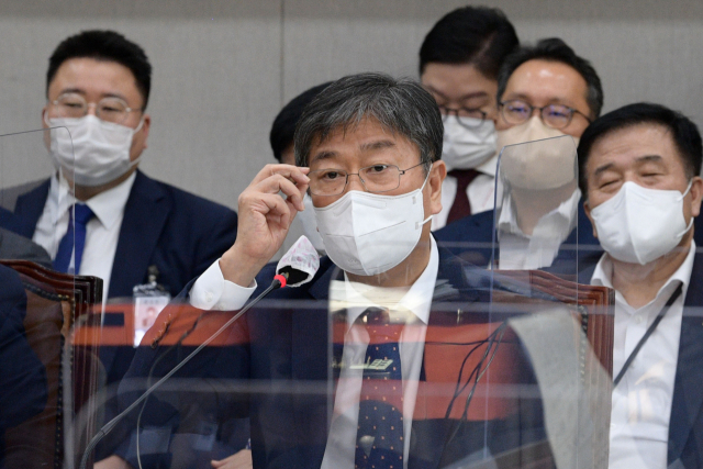김대기 대통령 비서실장이 23일 국회본청에서 열린 운영위 전체회의에서 안경을 고쳐 쓰고 있다./권욱 기자