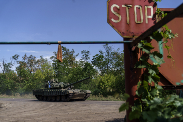 지난 21일(현지시간) 우크라이나군 탱크가 동부 도네츠크주의 도로를 이동하고 있다./AP 연합뉴스